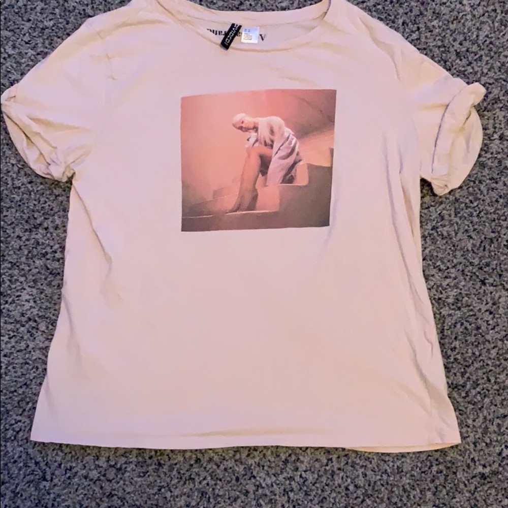 ariana grande tee